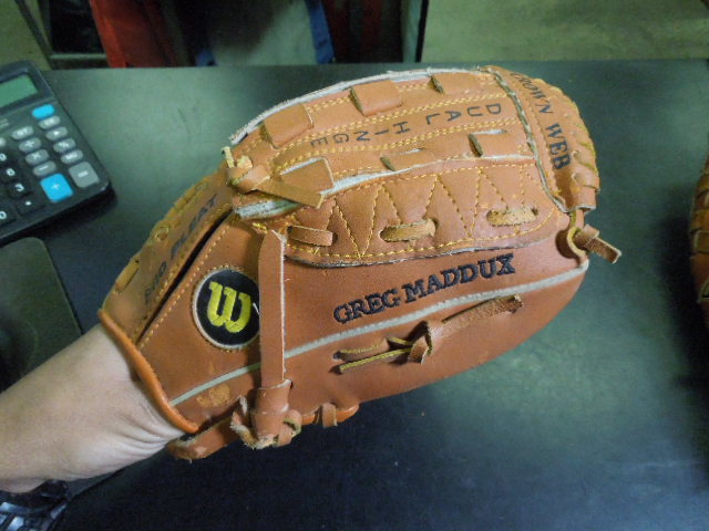 Load image into Gallery viewer, Vintage Wilson Greg Maddux Advisory Staff Series A2255 10" RHT Youth Glove
