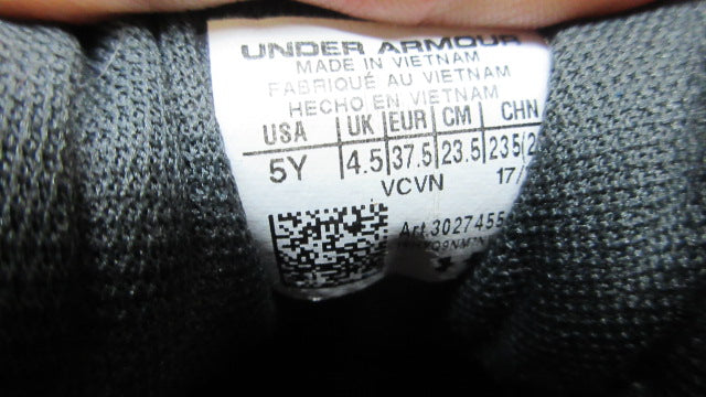 Load image into Gallery viewer, Used Under Armour Baseball Cleats - Size Youth 5
