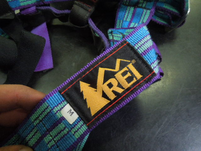 Load image into Gallery viewer, Vintage REI Climbing Seat Harness Size Medium
