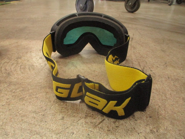 Load image into Gallery viewer, Used Hongdak Snow Goggles w/ Case
