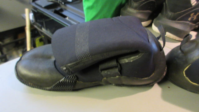 Load image into Gallery viewer, Used Quicksilver Scuba Boots Size 9
