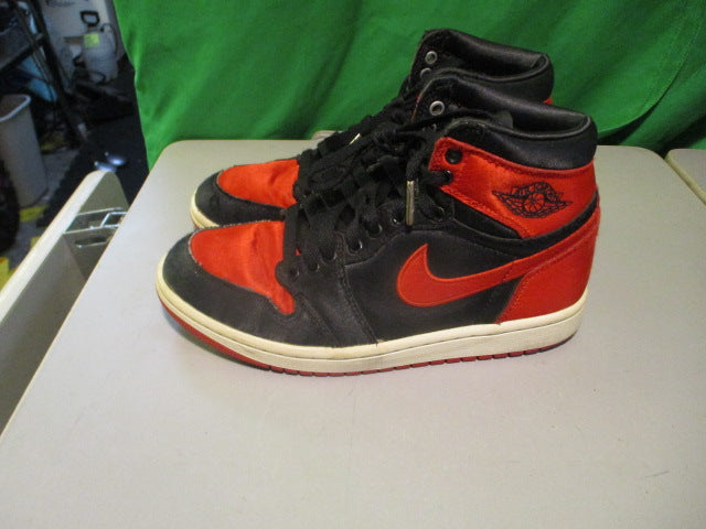 Load image into Gallery viewer, Used Nike Jordan 1 Retro Size 7 Sneakers (Need Insoles)
