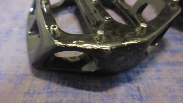Load image into Gallery viewer, Used DMR Bikes V8 G0 Pedals - small wear
