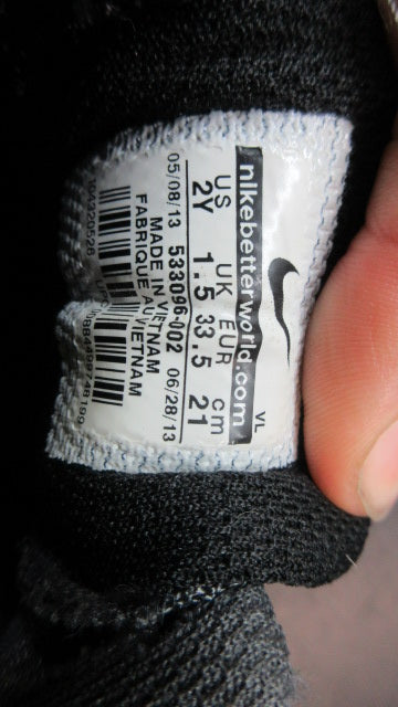 Load image into Gallery viewer, Used Nike Golf Range Jr. Golf Shoes - Youth 2
