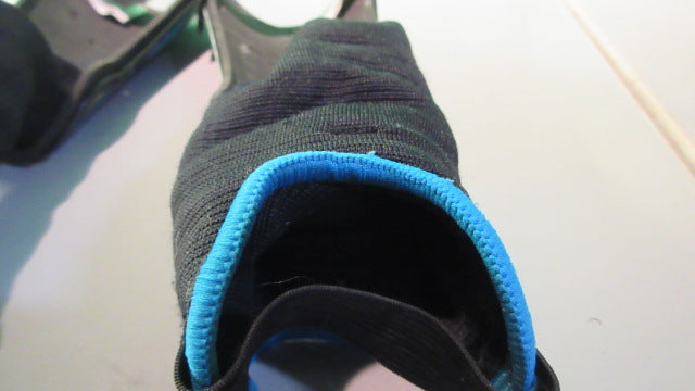 Load image into Gallery viewer, Used Champro Youth Small Soccer Shin Guards
