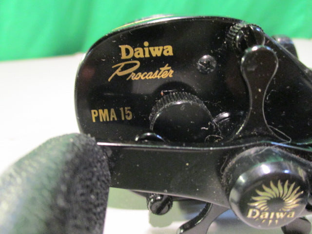 Load image into Gallery viewer, Used DAIWA MagForce Procaster PMA15 FISHING REEL

