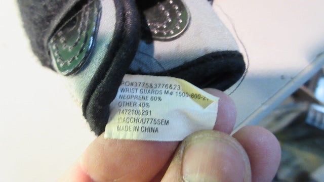 Load image into Gallery viewer, Used dakine Medium Gray Wrist Guards (Some Damage)
