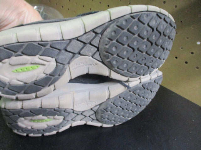 Load image into Gallery viewer, Used Women&#39;s Clarks Waterproof Hiking Shoes Size 6
