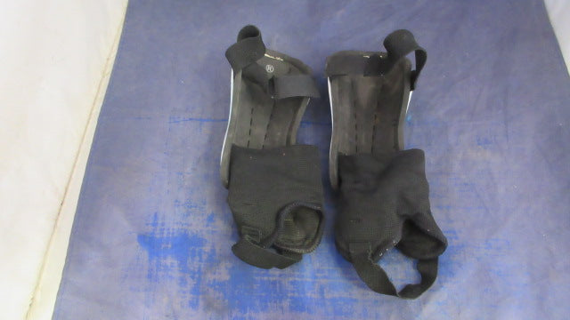 Load image into Gallery viewer, Used Lotto Shin Guards Size Youth - scratches
