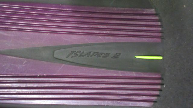 Load image into Gallery viewer, Used Aqua Lung Blades 2 24&quot; Swim Fins Adult Size Small - small wear on heels
