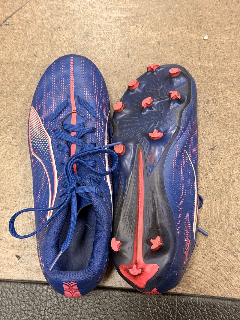 Load image into Gallery viewer, Used Puma Soccer Cleats Size 3
