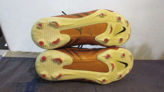 Load image into Gallery viewer, Used Nike Phantom Soccer Cleats Youth Size 4 - worn

