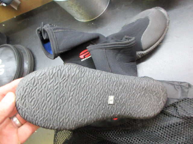 Load image into Gallery viewer, Used Pinnacle Size 6  DIVE BOOTS W/ Carry Bag
