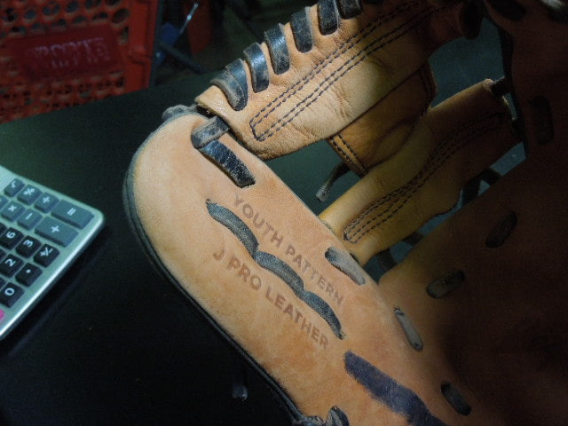 Load image into Gallery viewer, Used Easton Future Legend 11" Youth Pro Model FL1100BKTN RHT Infield Glove
