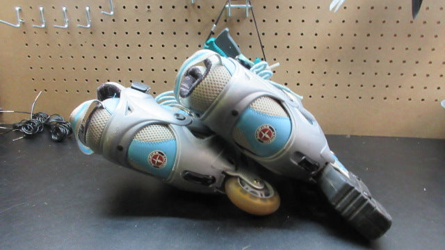 Load image into Gallery viewer, Used Schwinn Challenge Series In-line Skates - Size 6-7
