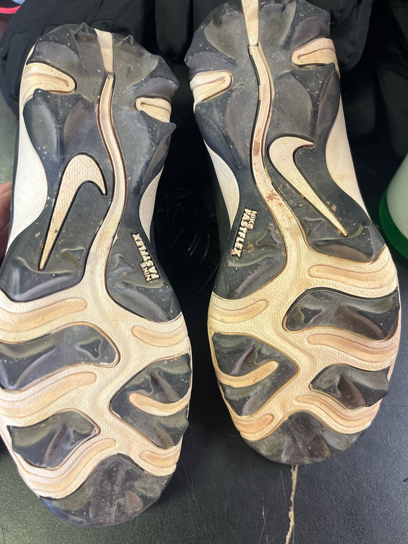 Load image into Gallery viewer, Used Nike Black Fast Flex Cleat Size 2
