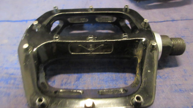 Load image into Gallery viewer, Used DMR Bikes V8 G0 Pedals - small wear

