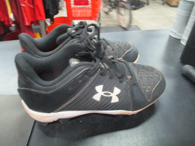 Load image into Gallery viewer, Used Under Armour Leadoff Size 1.5 Cleats
