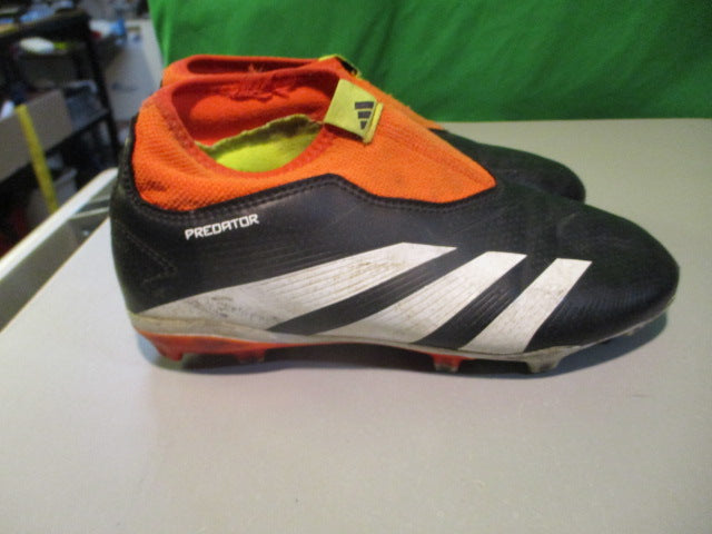 Load image into Gallery viewer, Used Adidas Predator Size 2 Soccer Cleats
