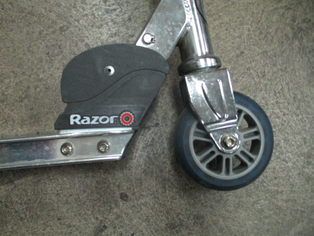 Load image into Gallery viewer, Used Razor Kids Folding Scooter
