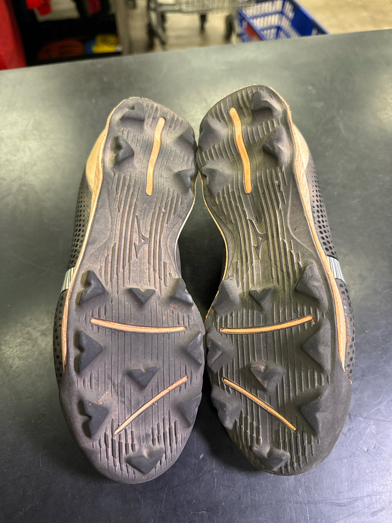 Load image into Gallery viewer, Used Mizuno Molded Softball Cleats Size 4.5
