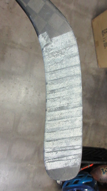 Load image into Gallery viewer, Used Bauer Vapor Apex 63&quot; Hockey Stick - RH - small tip wear
