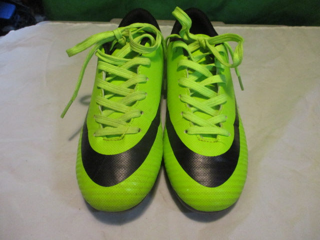 Load image into Gallery viewer, Used Zhenzu Soccer Cleats Size 2.5
