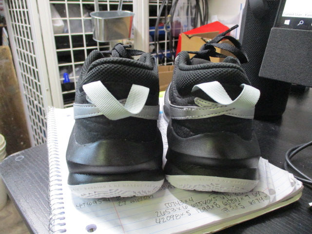 Load image into Gallery viewer, Used Nike Team Hustle Basketball Shoes - Size Youth 5
