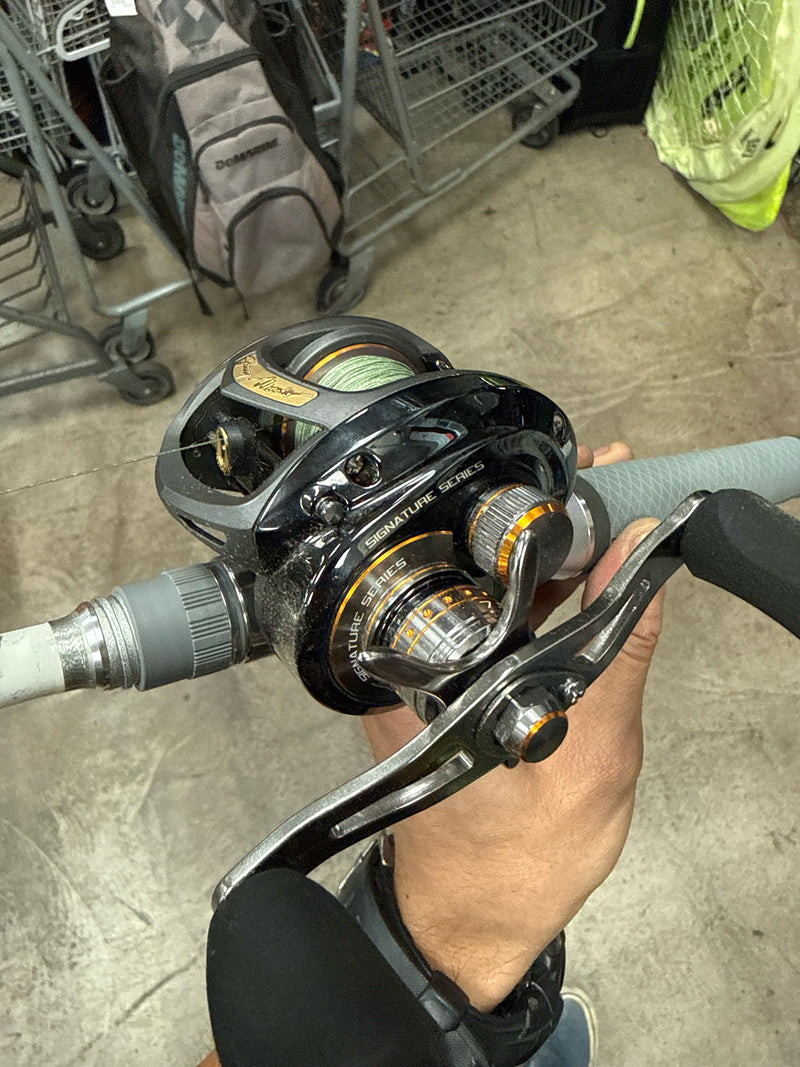 Load image into Gallery viewer, Used Bass Pro Shop Johnny Morris Signature Series Carbonlite Baitcaster Combo
