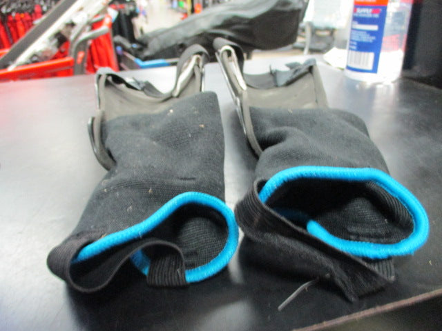 Load image into Gallery viewer, Used Champro Model SSG8B Size Medium Soccer Shin Guards
