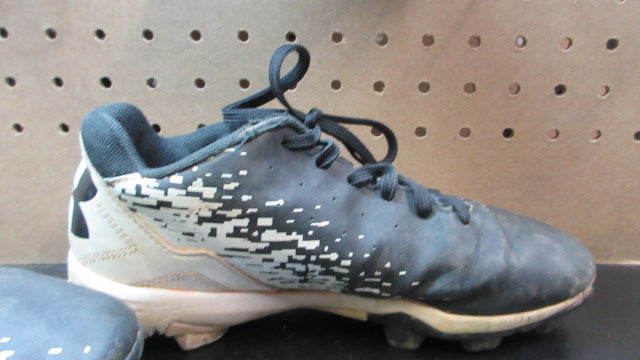 Load image into Gallery viewer, Used Under Armour Leadoff Baseball Cleats - Size Youth 4
