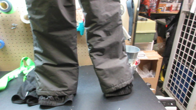 Load image into Gallery viewer, Used Sportscaster Winter Snow Pants - Size Large (16-18)
