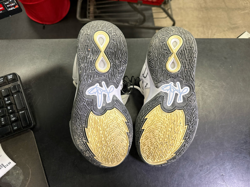 Load image into Gallery viewer, Used Nike Kyrie Infiinity EP Court Shoes Size 8
