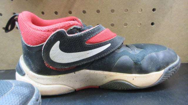 Load image into Gallery viewer, Used Nike Team Hustle D 11 Basketball Shoes - Size Youth 2.5
