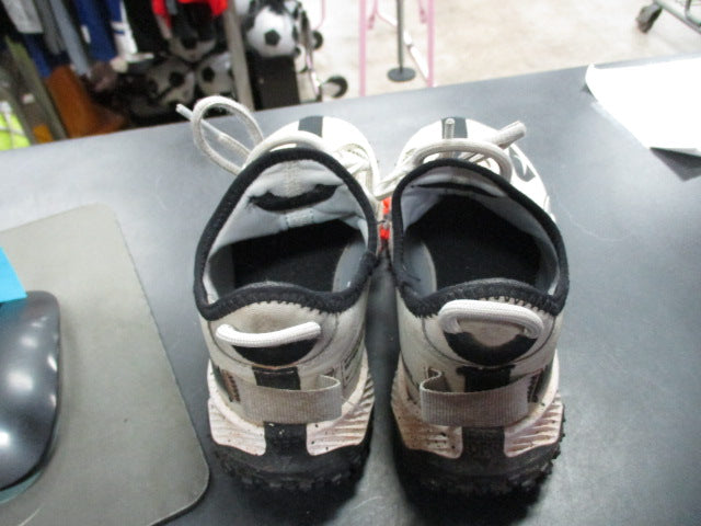 Load image into Gallery viewer, Used Nike Turf Shoes Size 2.5
