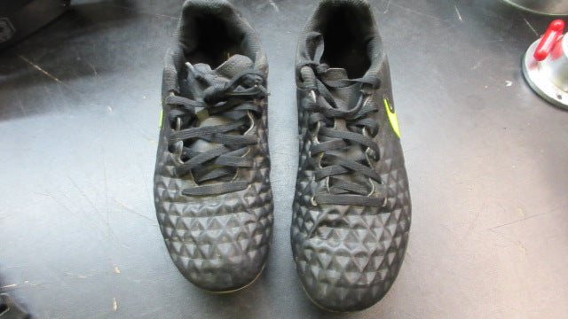 Load image into Gallery viewer, Used Nike Tiempo Size 3.5 Soccer Shoes
