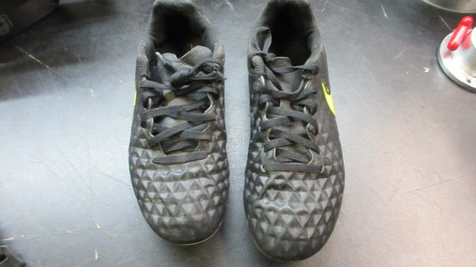 Used Nike Tiempo Size 3.5 Soccer Shoes