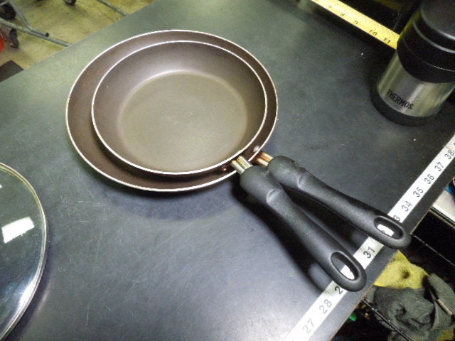 Load image into Gallery viewer, Used Farberware 10pc Non Stick Cooking Set 2 Skillets 4 Pots 4 Lids
