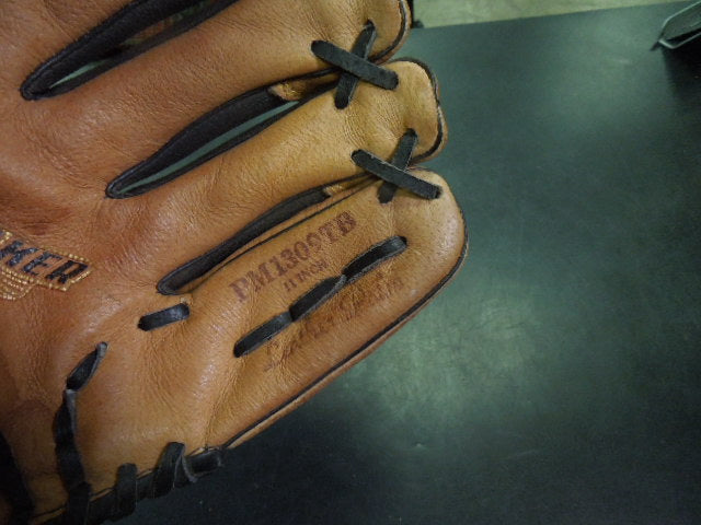 Load image into Gallery viewer, Used Rawlings Playmaker Series PM1309TB RHT 11" Glove
