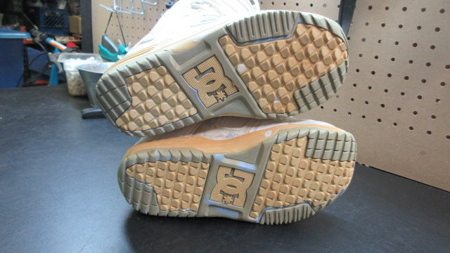 Load image into Gallery viewer, Used DC Faze Snowboard Boots - Size 6
