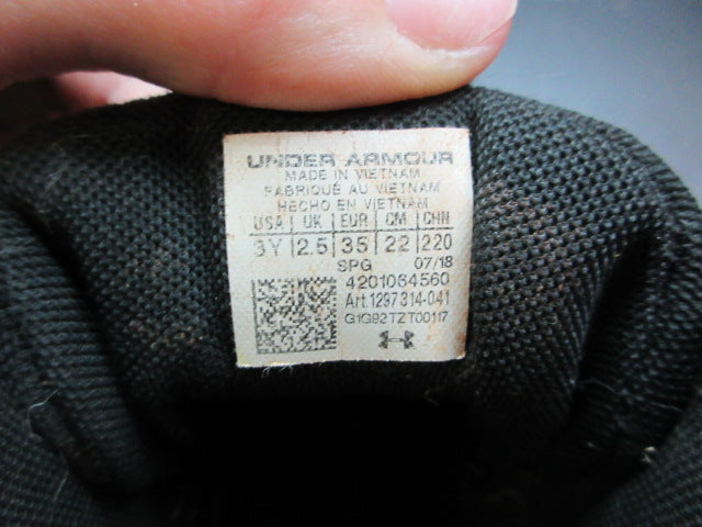 Load image into Gallery viewer, Used Under Armour Leadoff Mid RM Baseball Cleats - Size Youth 3
