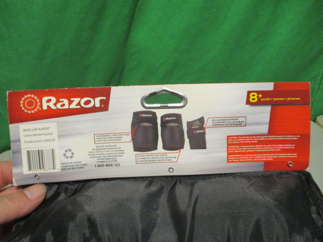 Load image into Gallery viewer, Used Razor Youth 8+ Skaing Pad Set
