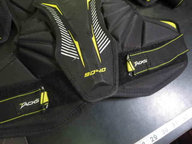 Load image into Gallery viewer, Used CCM Tacks 9040 Jr. Shoulder Pads Size Large
