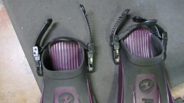 Load image into Gallery viewer, Used Aqua Lung Blades 2 24&quot; Swim Fins Adult Size Small - small wear on heels
