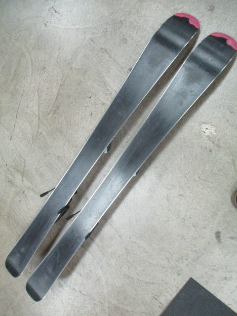 Load image into Gallery viewer, Used Roxy 110cm Junior Skis w/ Rossignol Comp J Bindings
