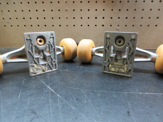 Load image into Gallery viewer, Used Industrial SkateShop Venture Skateboard Trucks
