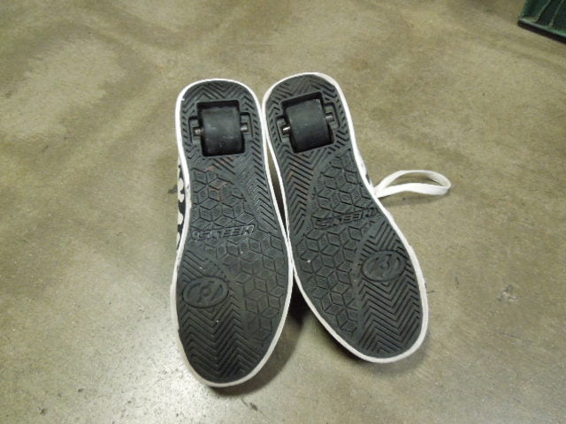 Load image into Gallery viewer, Used Heelys Size Youth 3
