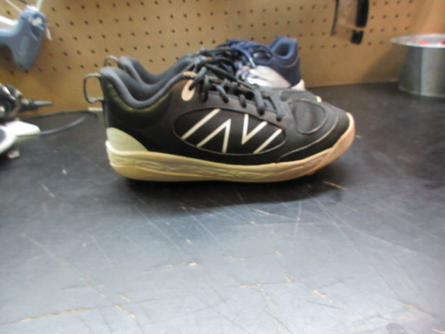 Load image into Gallery viewer, Used New balance baseball Cleats Good condition Size 5
