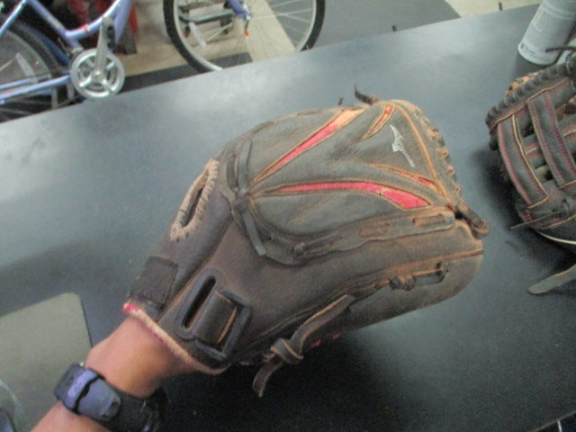 Load image into Gallery viewer, Used Mizuno J. Finch Series Glove 11.5" RHT
