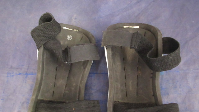 Load image into Gallery viewer, Used Lotto Shin Guards Size Youth - scratches
